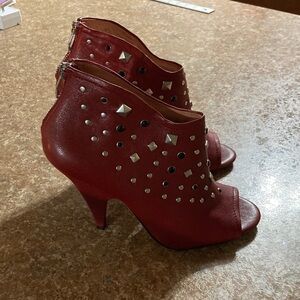 Stylish VINCE CAMUTO Red Peep-Toe Heels. Size 7.5